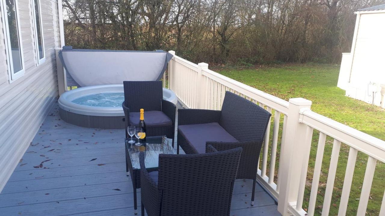 Ksr Hot Tub Holiday Home At Tattershall Lakes Luaran gambar